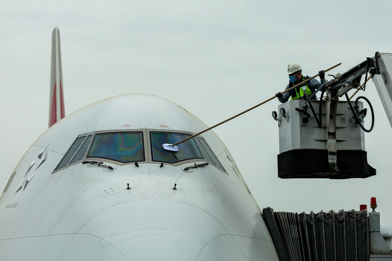 Asiana Airlines Boeing 747-400 Cockpit Window Cleaning