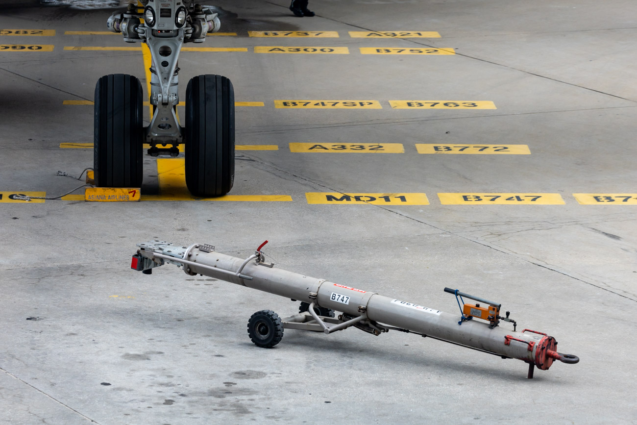 Asiana Airlines Boeing 747-400 Tow Bar