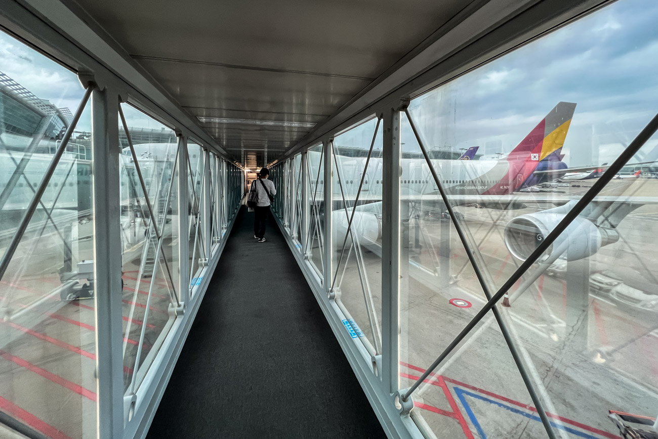 Asiana Airlines Boeing 747-400 Jetway