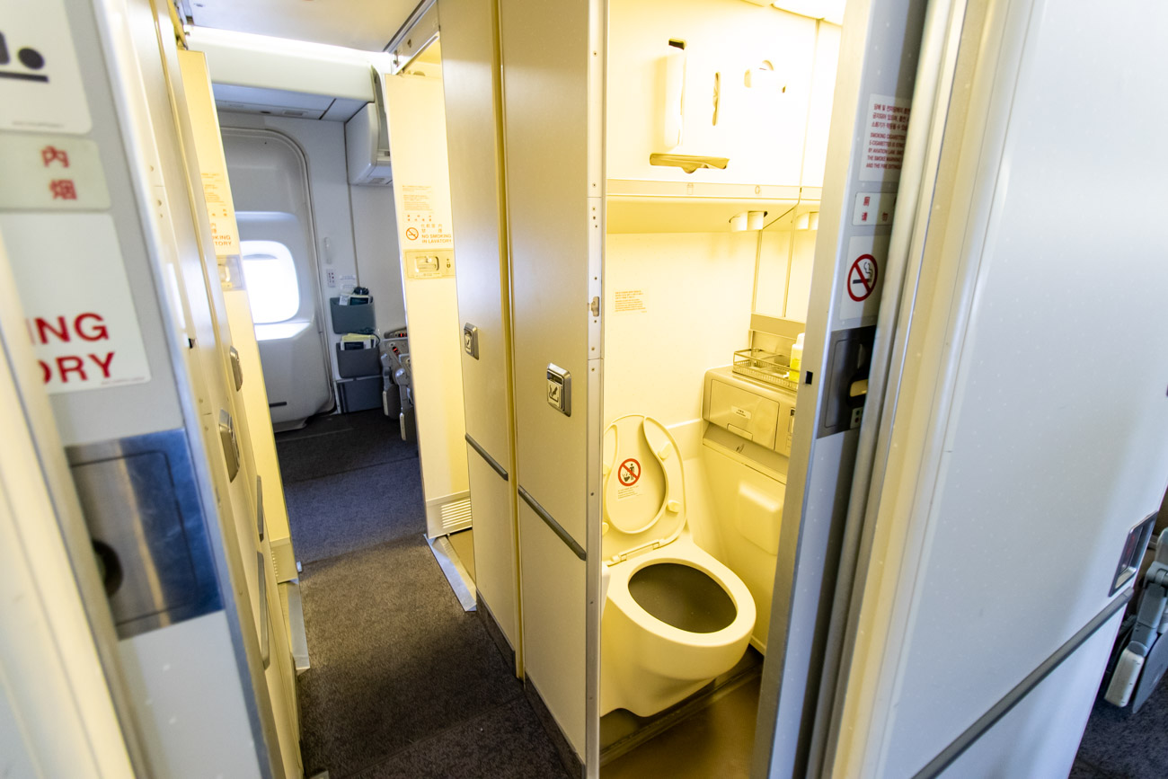 Asiana Airlines Boeing 747-400 Lavatory