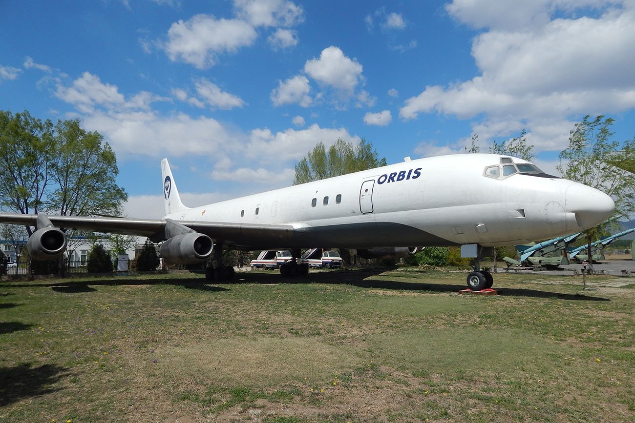 Orbis DC-8 in Beijing