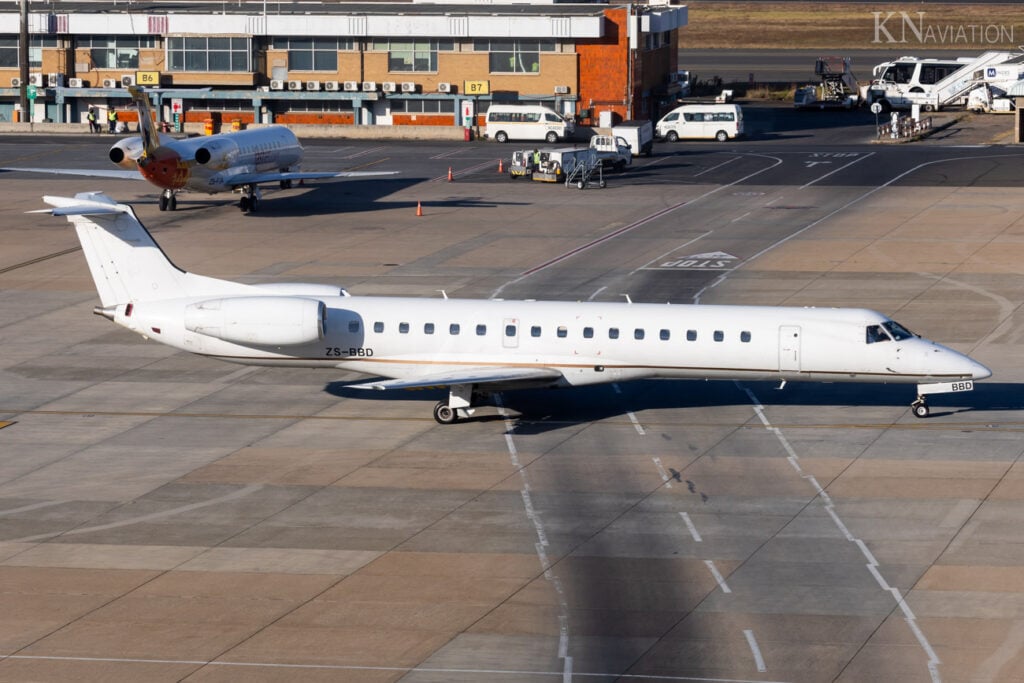 Fastjet Embraer ERJ-145.