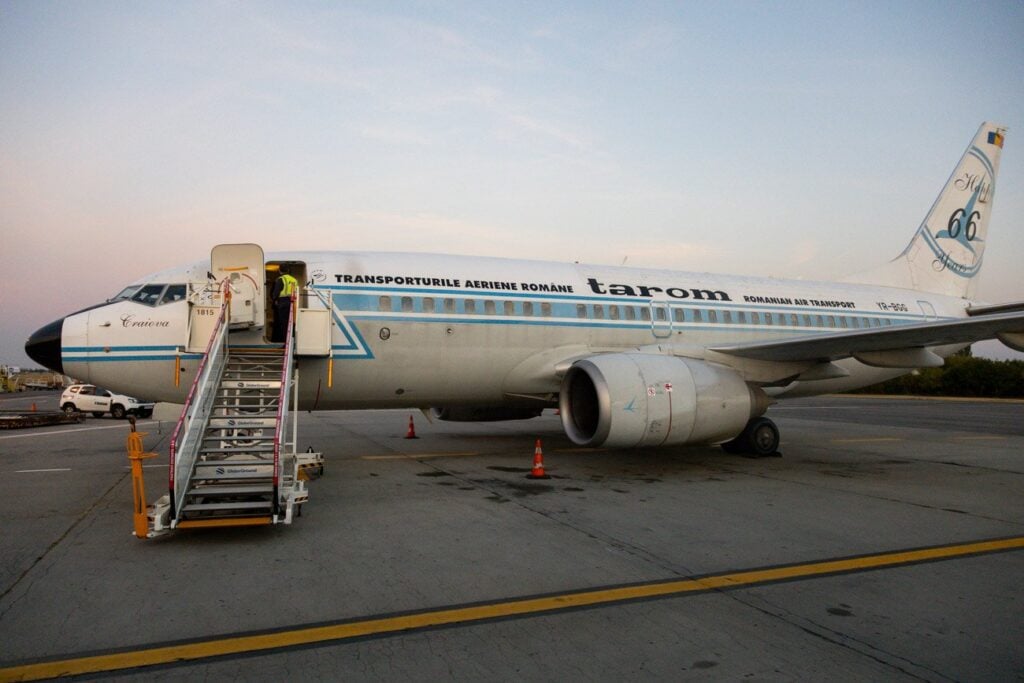 TAROM 737-700 YR-BGG Retro Jet